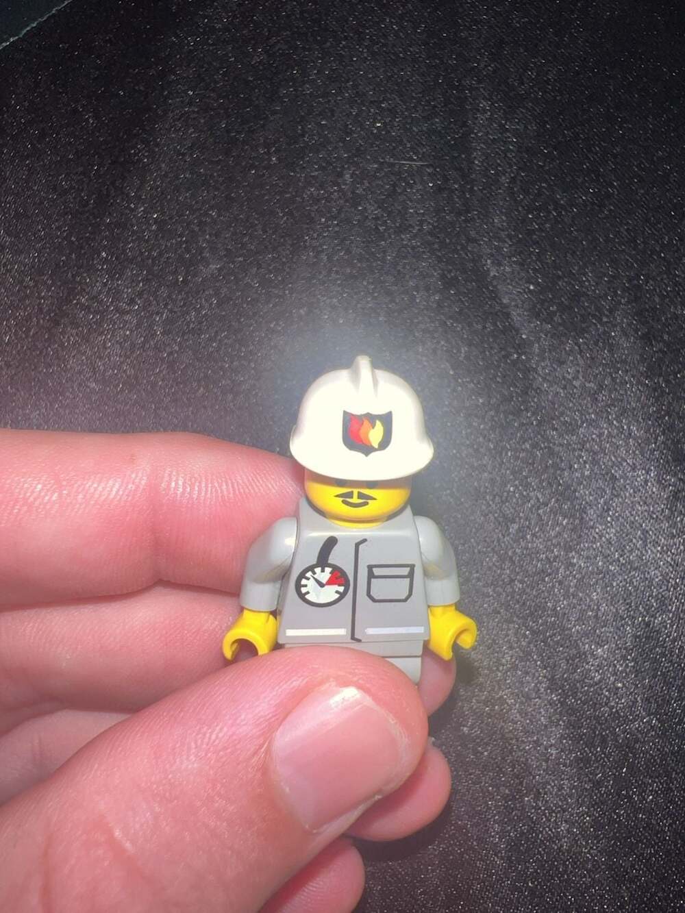 LEGO Classic Firefighter Minifigure with Light Gray Coat and Air Gauge Print - Picture 5 of 5